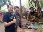 Anggota Komisi II DPRD Pacitan Warkim Sutarto (kiri) memberikan jempol saat meninjau lapak UMKM di destinasi wisata kuliner Pasar Beling Song Meri, Desa Sukoharjo.