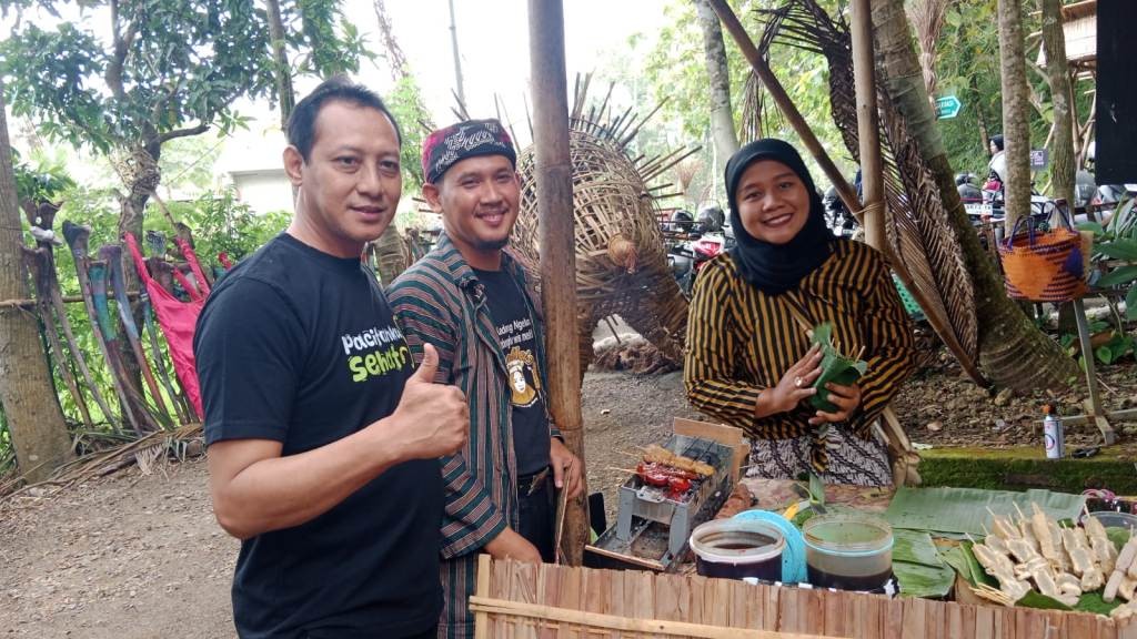 Anggota Komisi II DPRD Pacitan Warkim Sutarto (kiri) memberikan jempol saat meninjau lapak UMKM di destinasi wisata kuliner Pasar Beling Song Meri, Desa Sukoharjo.