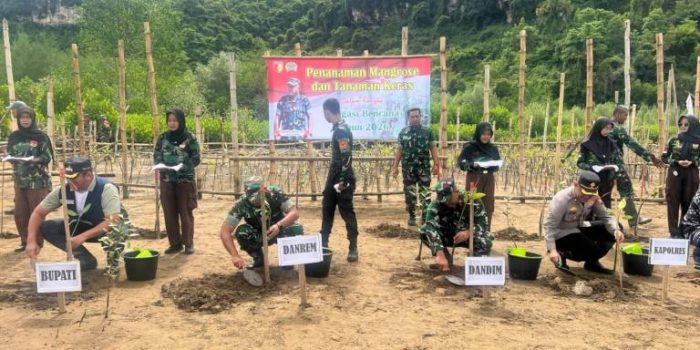 Danrem 081/DSJ Kolonel Untoro didampingi Dandim 0801/Pacitan Letkol Arh Imam Musahirul dan Wakil Bupati Pacitan Gagarin Sumrambah saat meninjau kondisi hutan mangrove Watu Meja