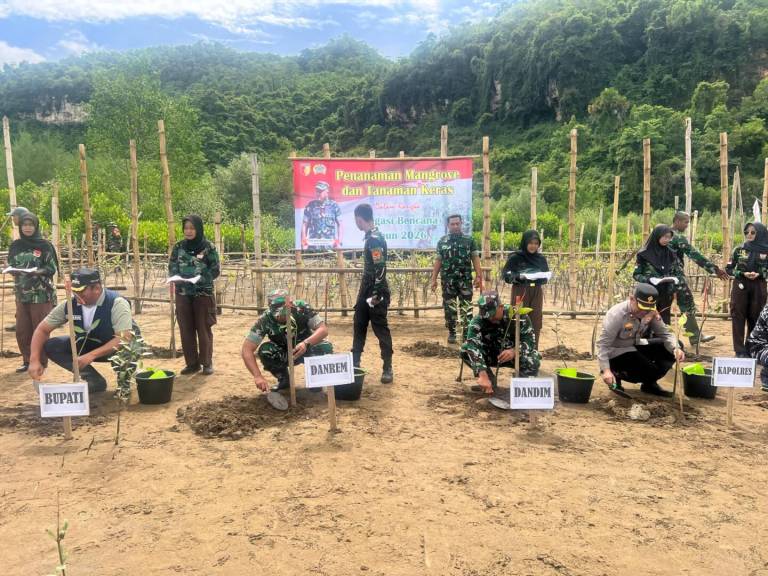 Danrem 081/DSJ Kolonel Untoro didampingi Dandim 0801/Pacitan Letkol Arh Imam Musahirul dan Wakil Bupati Pacitan Gagarin Sumrambah saat meninjau kondisi hutan mangrove Watu Meja