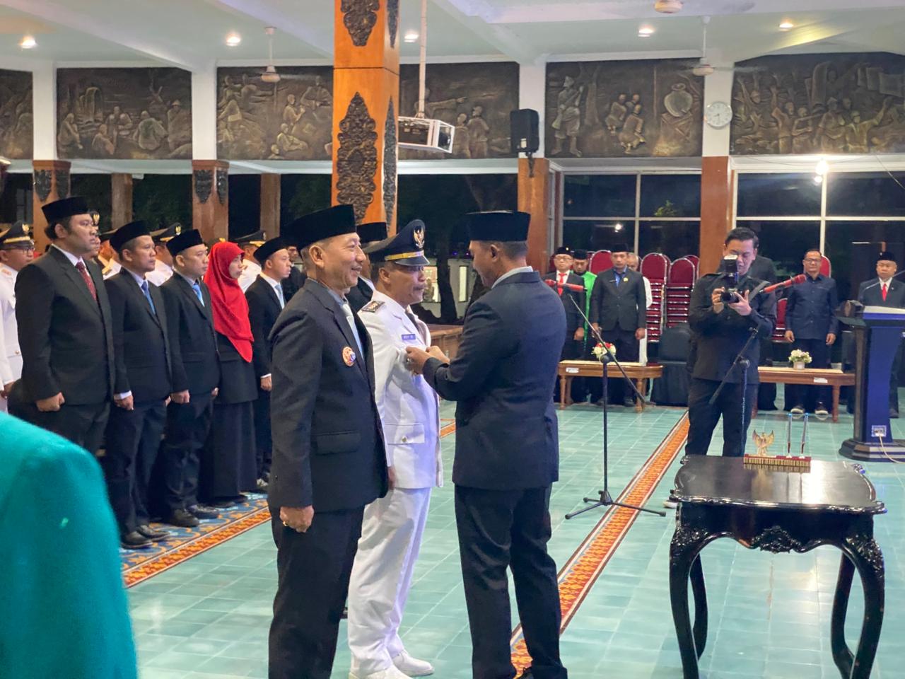 Bupati Pacitan mengambil sumpah jabatan puluhan pejabat baru di Pendopo Kabupaten, Kamis (15/1/2026). Pelantikan yang digelar pada malam Isra' Mi'raj ini melibatkan posisi strategis mulai dari JPTP, Camat, hingga Lurah.