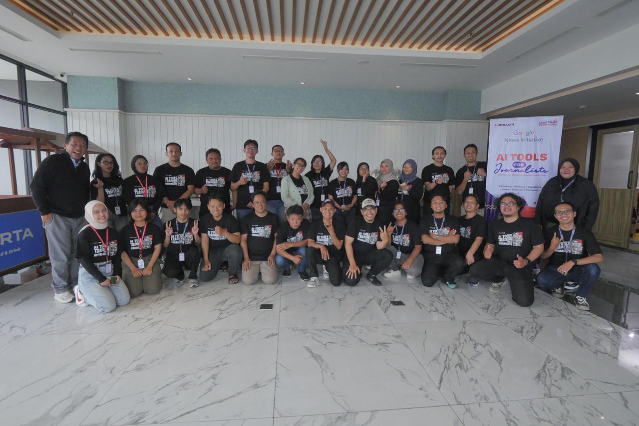 Foto bersama peserta pelatihan jurnalistik AI Tools Training for Journalists se-Jateng DIY bersama Suara.com dan LMC.