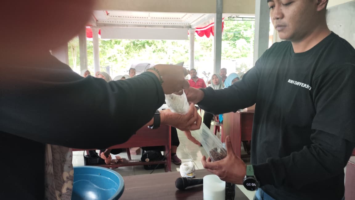 Petugas Dinkes Pacitan memberikan pelatihan klorinasi air dan sosialisasi PHBS kepada warga Sudimoro.