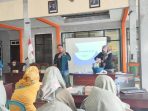 Petugas Dinkes Pacitan memberikan pelatihan klorinasi air dan sosialisasi PHBS kepada warga Sudimoro untuk mencegah wabah diare