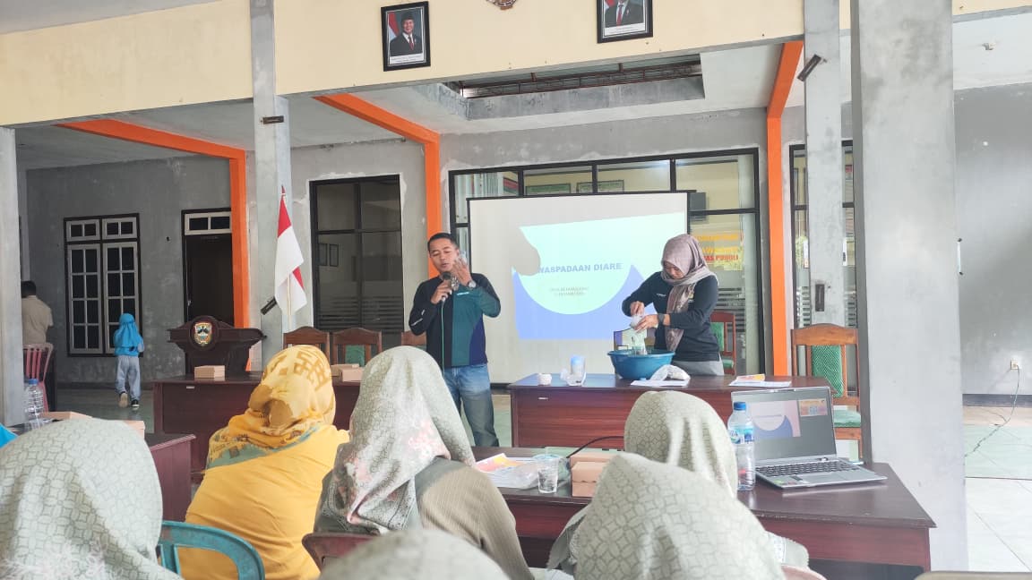 Petugas Dinkes Pacitan memberikan pelatihan klorinasi air dan sosialisasi PHBS kepada warga Sudimoro untuk mencegah wabah diare