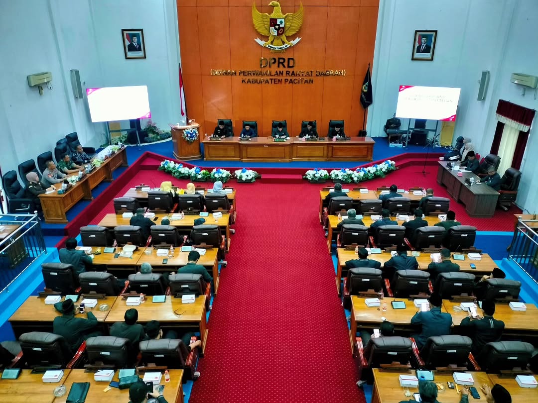 Suasana Rapat Paripurna DPRD Kabupaten Pacitan saat pengesahan Perda Revitalisasi dan Aktualisasi Nilai-Nilai Pancasila yang dihadiri Bupati Indrata Nur Bayuaji, Kamis (22/1/2026).