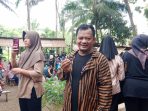 Cristian Ade Candra Menunjukkan Koin Transaksi Khusus Pasar Beling