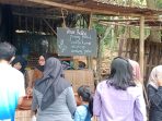 Suasana antrean pengunjung di kedai kuliner tradisional Pasar Beling Song Meri, Desa Sukoharjo, Pacitan.