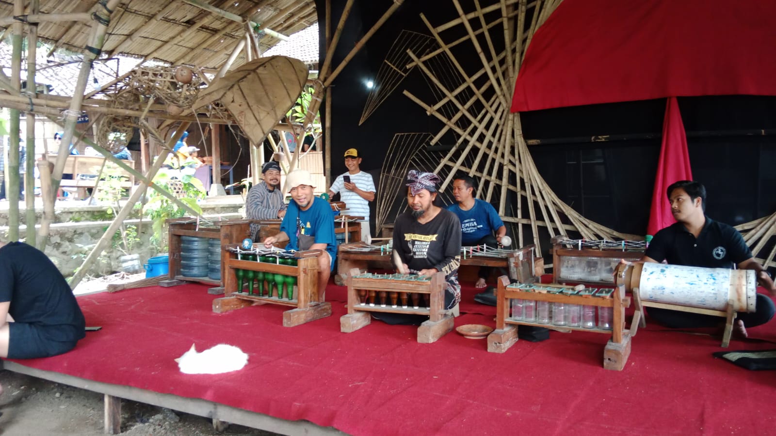 Kelompok pemusik tradisional memainkan alat musik daur ulang botol kaca di Pasar Beling Song Meri Pacitan.