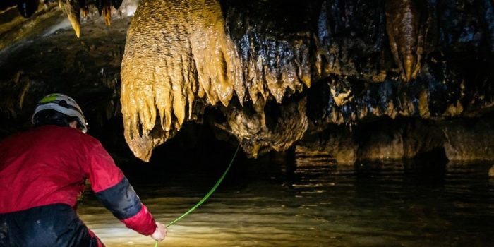 Ekspedisi Pemetaan Potensi Air Bersih Goa Dawung Desa Sekar Donorojo Pacitan Tim Pacitanku dan PSS sedang melakukan penelusuran sungai bawah tanah untuk survei potensi sumber air bersih di dalam Goa Dawung, Desa Sekar, Kecamatan Donorojo, Kabupaten Pacitan.