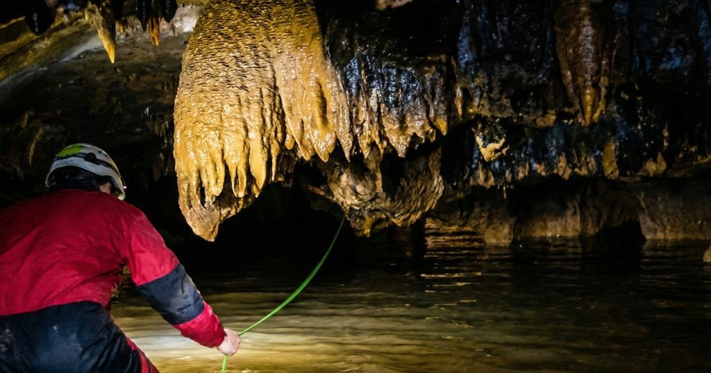 Tim Pacitanku dan PSS sedang melakukan penelusuran sungai bawah tanah untuk survei potensi sumber air bersih di dalam Goa Dawung, Desa Sekar, Kecamatan Donorojo, Kabupaten Pacitan.