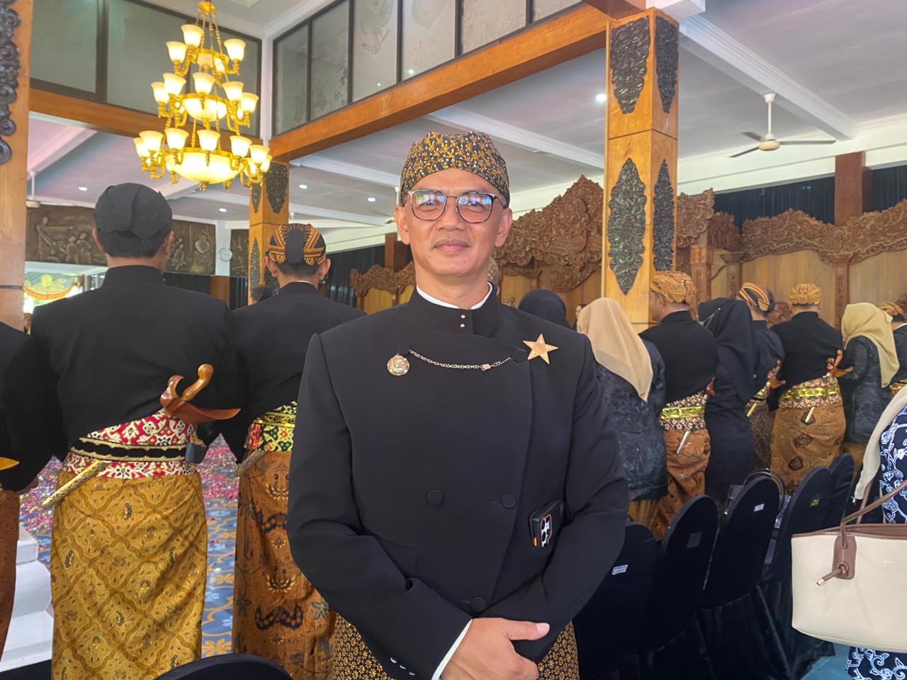 Ketua Komisi II DPRD Pacitan Rudi Handoko mengenakan pakaian adat beskap saat menghadiri peringatan Hari Jadi ke-281 Kabupaten Pacitan di Pendopo.