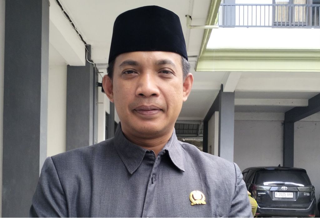 Ketua DPRD Pacitan Arif Setia Budi saat berfoto jelang paripurna