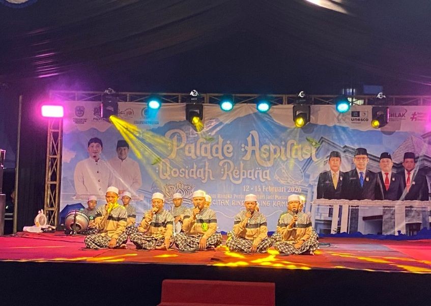 Suasana humanis dan meriah saat warga serta pelaku UMKM memadati halaman DPRD Pacitan dalam acara Parade Aspirasi Qosidah Rebana.