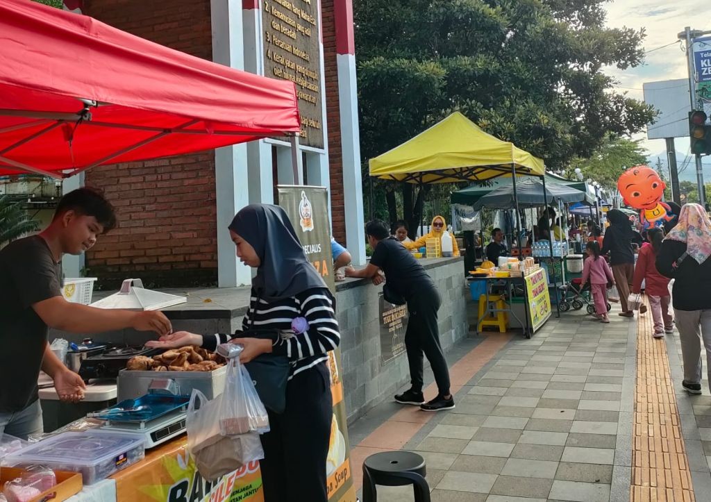 Suasana warga dan pedagang UMKM yang memadati Car Free Day (CFD) terakhir sebelum Ramadan di Alun-alun Pacitan.