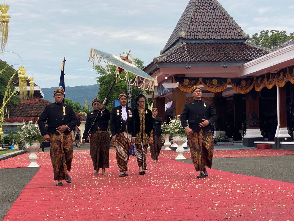 Bupati Pacitan Indrata Nur Bayuaji mengenakan baju blarang saat prosesi Hari Jadi Pacitan ke-281.