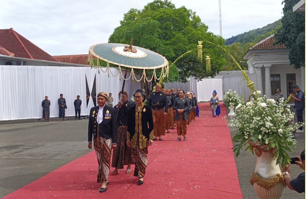 Bupati Pacitan KRT Indrata Nur Bayuaji dan istri mengenakan busana adat Blarang hitam khas Mataram Kuno di Prosesi Hari Jadi ke-281 Pacitan.