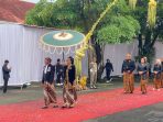Foto Bupati Pacitan mengenakan pakaian adat Jawa (Beskap) sedang berjalan menuju ke lokasi resepsi prosesi hari jadi Pacitan pada Kamis (19/2/2026).