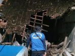 Relawan Tagana Dinsos Pacitan meninjau kerusakan atap rumah warga di Lingkungan Temon, Ploso, akibat gempa bumi M6,2.