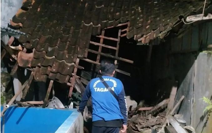 Relawan Tagana Dinsos Pacitan meninjau kerusakan atap rumah warga di Lingkungan Temon, Ploso, akibat gempa bumi M6,2.