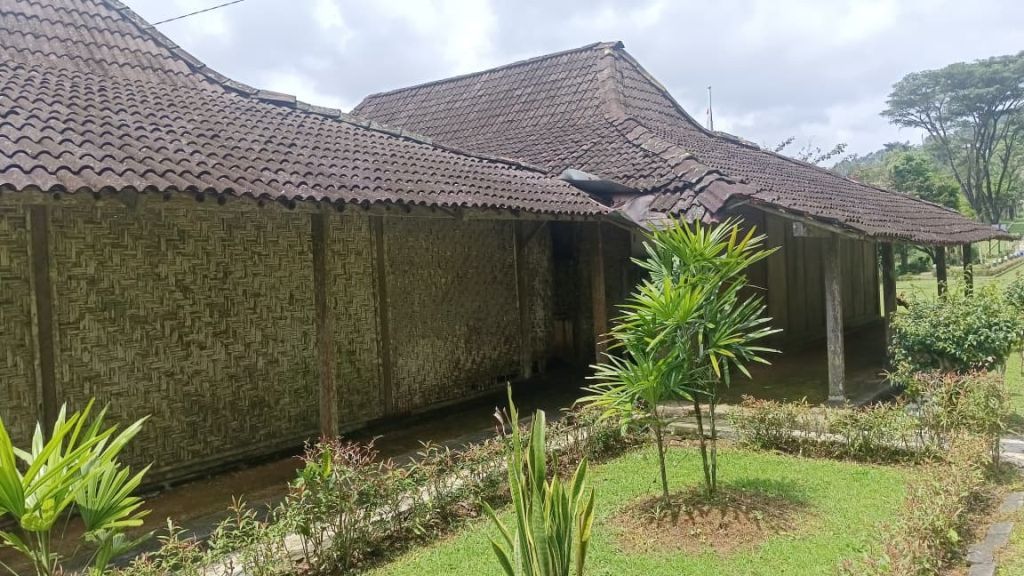 Jarak dekat tekstur dinding papan kayu tua di markas gerilya Jenderal Sudirman