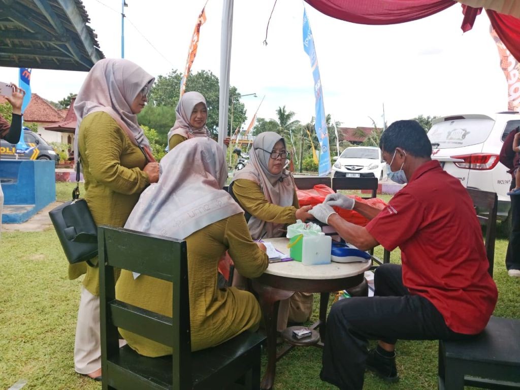 Warga Pacitan mendonorkan darahnya dalam acara sosial di Parai Telengria Beach Resort.
