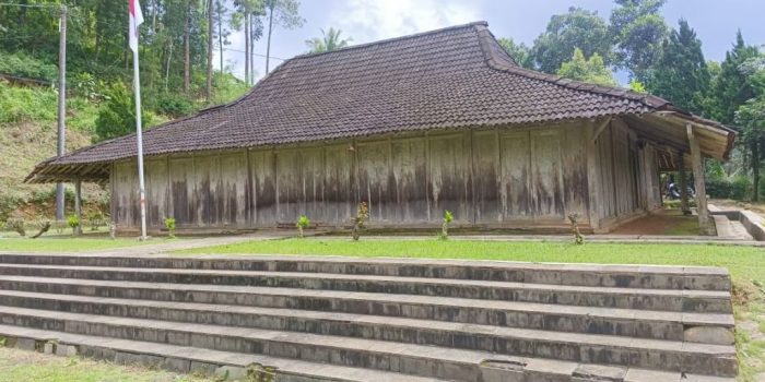Tampak depan rumah kayu sederhana milik Mbah Karso Semito di perbukitan Dukuh Sobo, Pacitan.
