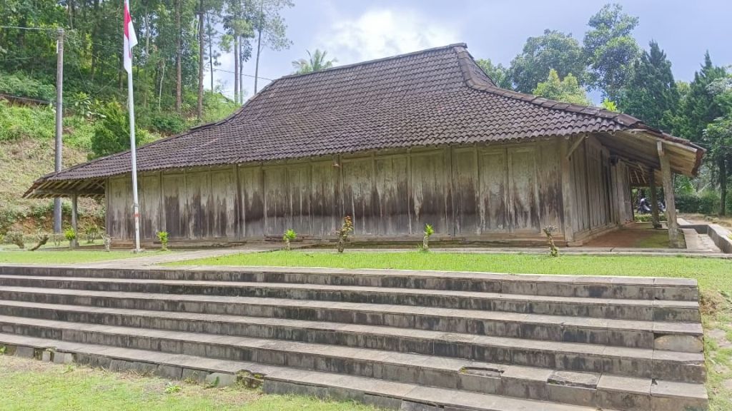Tampak depan rumah kayu sederhana milik Mbah Karso Semito di perbukitan Dukuh Sobo, Pacitan.