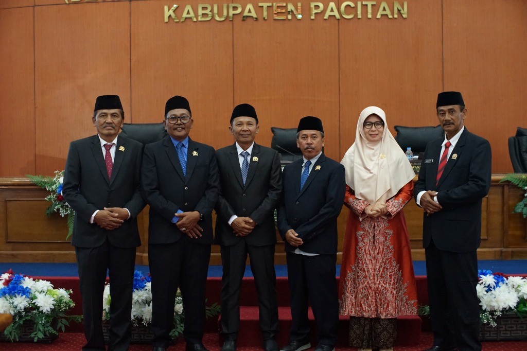 Enam anggota Fraksi Gabungan DPRD Pacitan (Nasdem, PPP, PKS) berfoto bersama di gedung DPRD Pacitan.