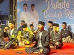 Penampilan energik pemuda Grup Gandrung Shalawat Sirnoboyo saat menabuh rebana di halaman Kantor DPRD Pacitan.