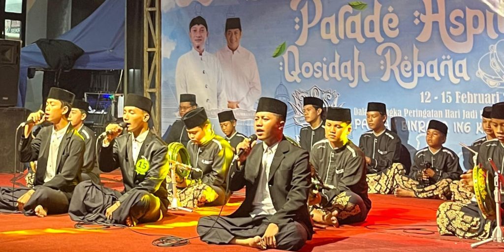 Penampilan energik pemuda Grup Gandrung Shalawat Sirnoboyo saat menabuh rebana di halaman Kantor DPRD Pacitan.