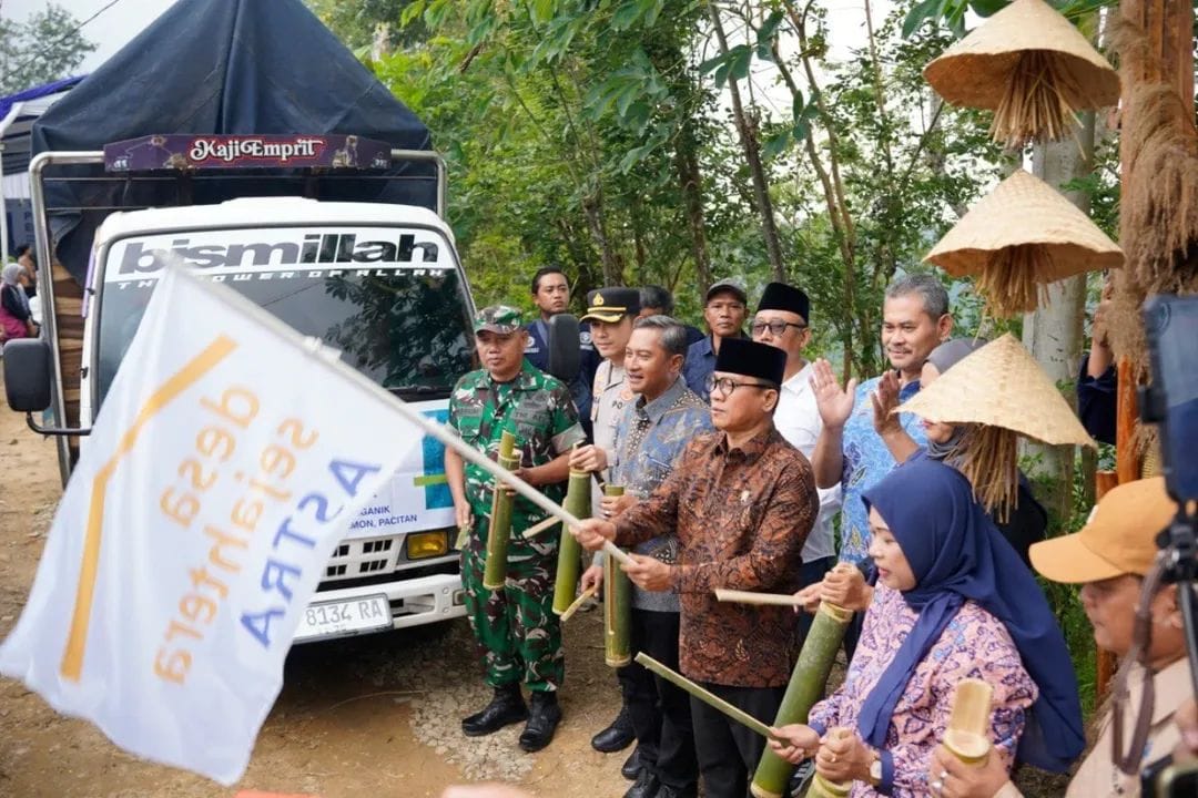 Menteri Desa PDT Yandri Susanto (berbatik cokelat di tengah) bersama Bupati Pacitan dan pejabat lainnya memegang kentongan bambu dalam seremoni pelepasan ekspor perdana gula aren Desa Sejahtera Astra Temon, Pacitan, di depan truk pengangkut berstiker "bismillah".