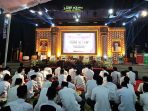 Suasana ribuan jamaah menghadiri Haul Akbar K.H. Burhanuddin HB di Pondok Pesantren Al-Fattah Kikil, Pacitan.