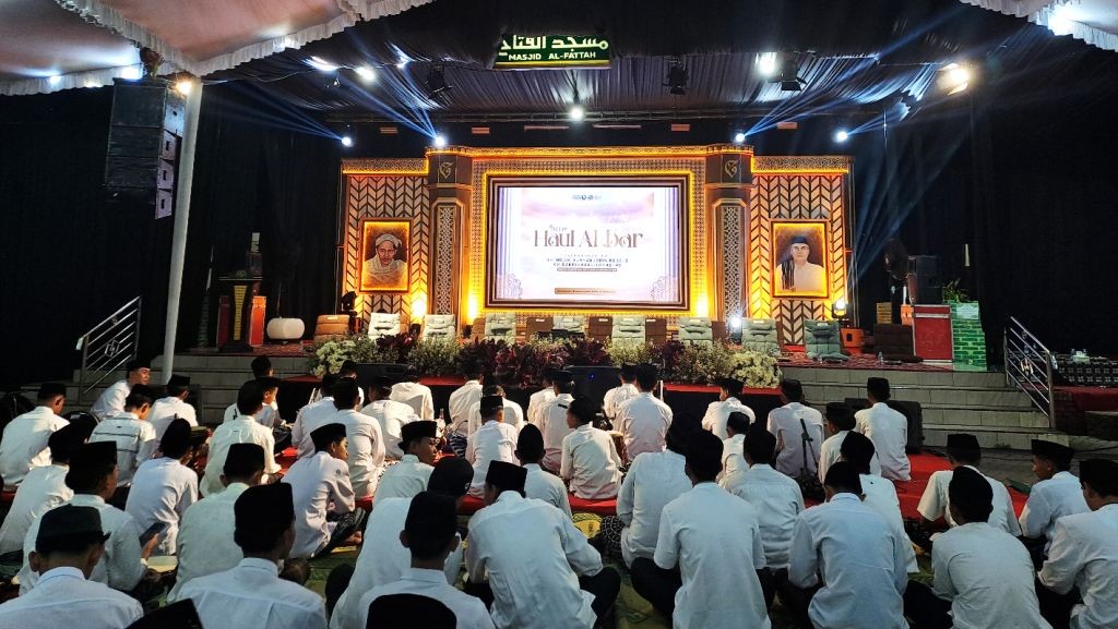 Suasana ribuan jamaah menghadiri Haul Akbar K.H. Burhanuddin HB di Pondok Pesantren Al-Fattah Kikil, Pacitan.