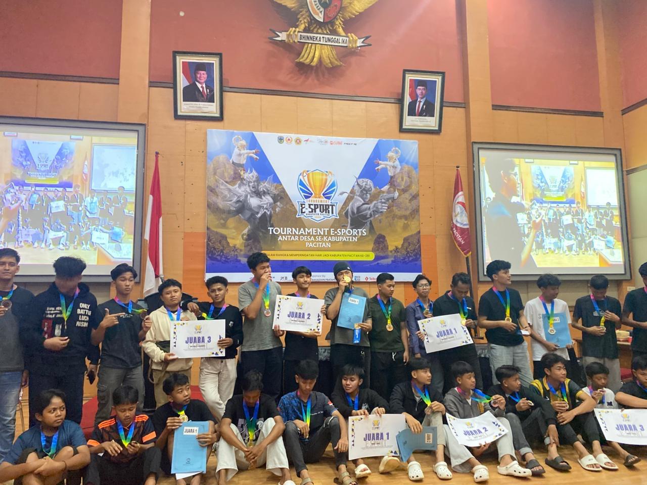 Ridho Kurniawan juara turnamen Mobile Legends HUT Pacitan ke-281 menerima trofi penghargaan.