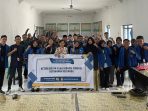 Foto bersama mahasiswa KKN STKIP PGRI Pacitan Kelompok 19 mengenakan jaket almamater biru dengan pemateri dan tokoh masyarakat Desa Gembong sambil mengepalkan tangan. Mereka membentangkan spanduk bertuliskan "Gerakan Ayah Teladan Indonesia" dan "Keterlibatan Ayah Sebagai Fondasi Ketahanan Keluarga" di dalam balai desa.