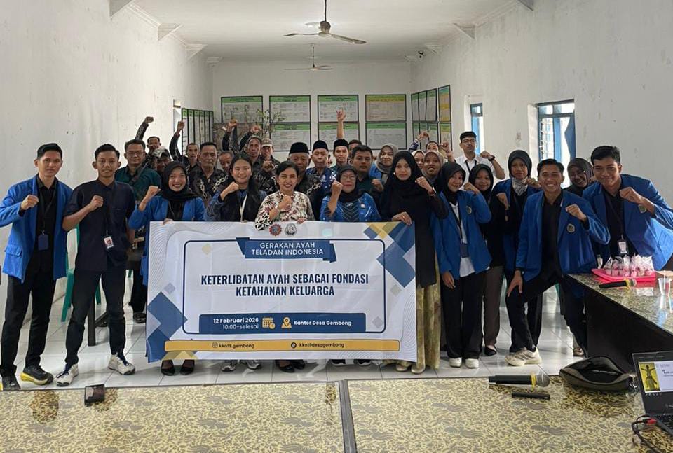 Foto bersama mahasiswa KKN STKIP PGRI Pacitan Kelompok 19 mengenakan jaket almamater biru dengan pemateri dan tokoh masyarakat Desa Gembong sambil mengepalkan tangan. Mereka membentangkan spanduk bertuliskan "Gerakan Ayah Teladan Indonesia" dan "Keterlibatan Ayah Sebagai Fondasi Ketahanan Keluarga" di dalam balai desa.
