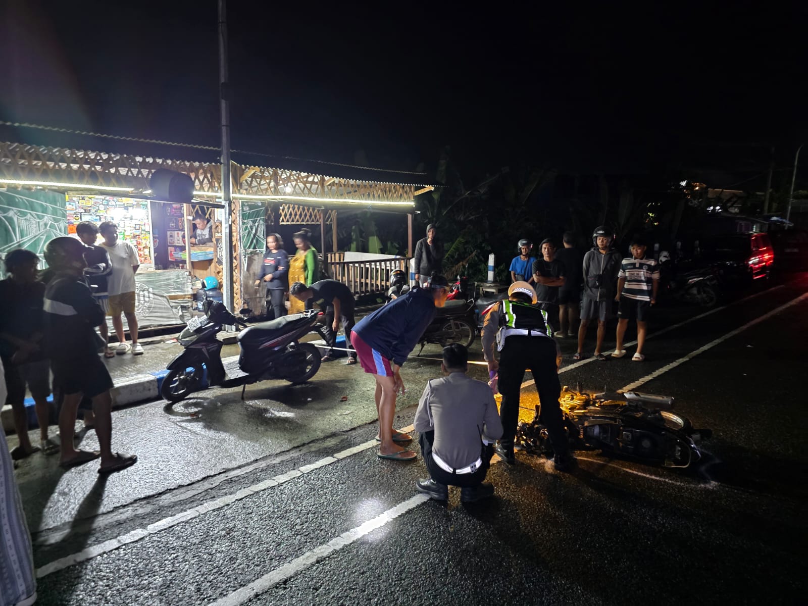 Kondisi kendaraan ringsek pasca kecelakaan adu banteng antara motor dan mobil di depan Kantor Pertanahan Kabupaten Pacitan.