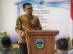 Foto Kepala Dinas Pendidikan Pacitan Khemal Pandu Pratikna mengenakan batik.