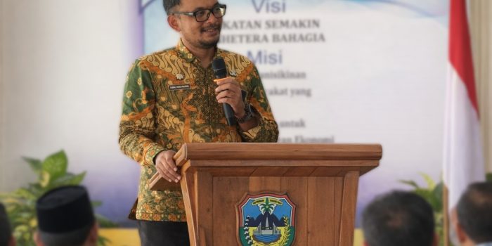 Foto Kepala Dinas Pendidikan Pacitan Khemal Pandu Pratikna mengenakan batik.