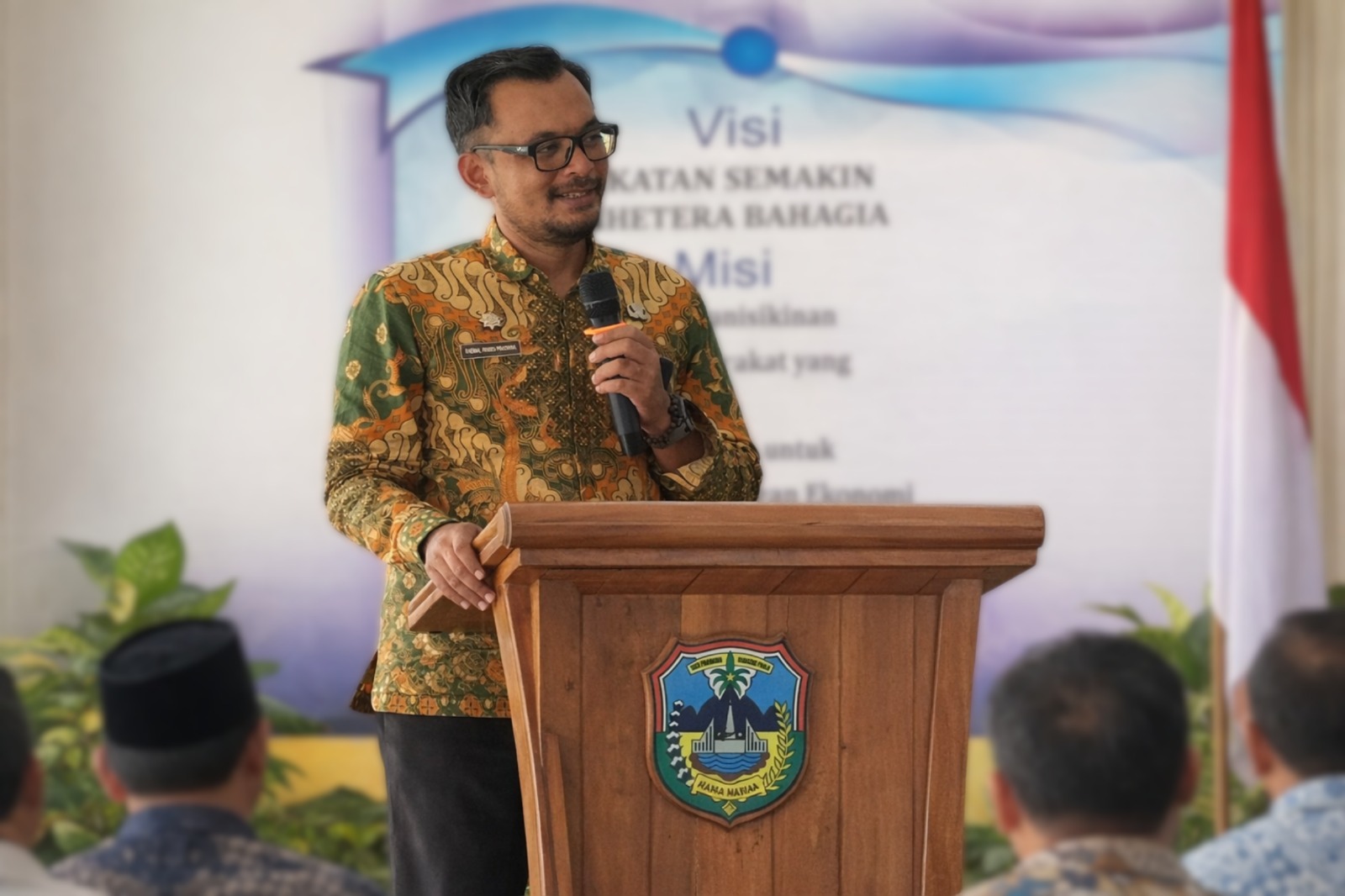 Foto Kepala Dinas Pendidikan Pacitan Khemal Pandu Pratikna mengenakan batik.