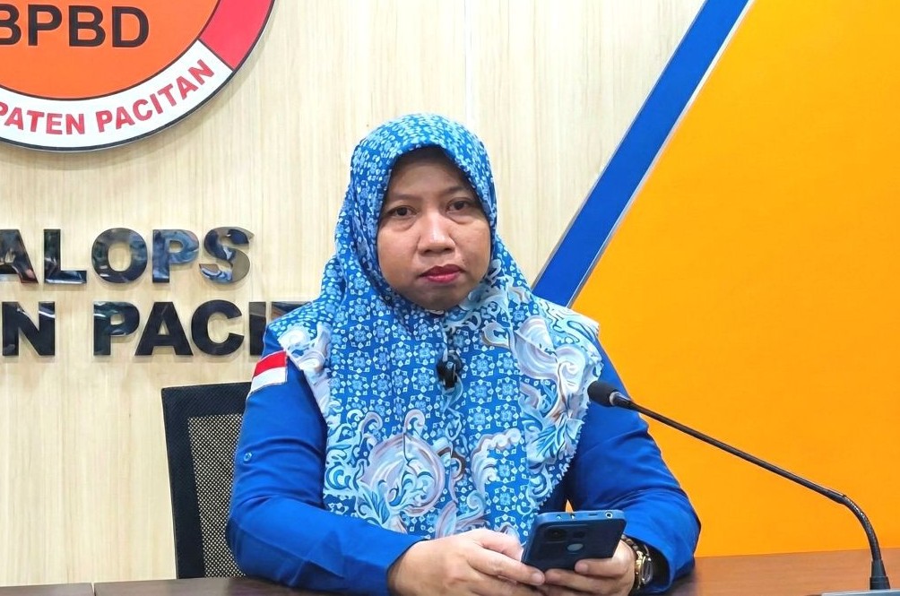 Ayu Krisno Ekarsti dari BMKG Stasiun Geofisika Kelas I Sleman memberikan keterangan pers pascagempa di Ruang Pusdalops BPBD Kabupaten Pacitan.