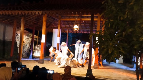 Suasana pementasan seni Laku Ndadari ke-13 di Sampang Arts Space Pacitan yang dihadiri ratusan penonton.