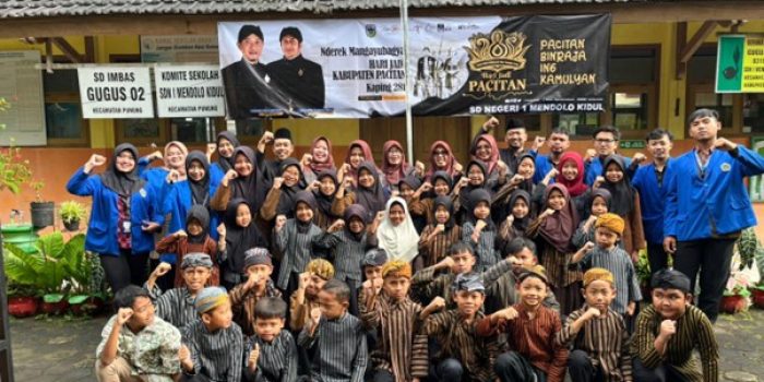 Siswa SDN 1 Mendolo Kidul antusias mengikuti Festival Dolanan Tradisional yang digelar mahasiswa KKN STKIP PGRI Pacitan.