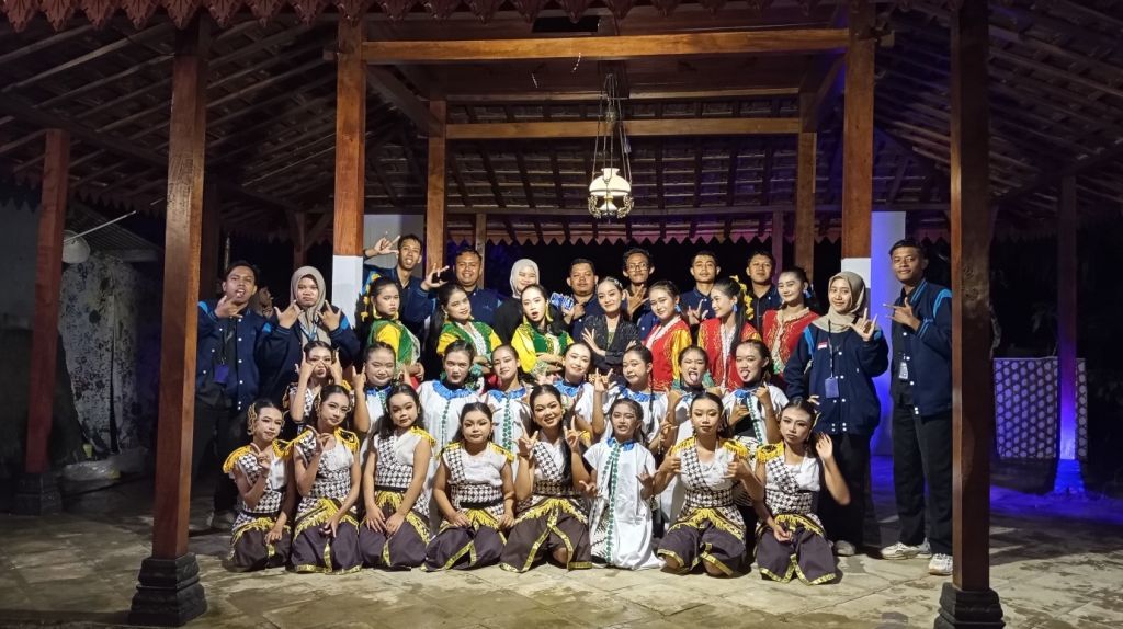 Suasana pertunjukan budaya Laku Ndadari ke-13 hasil kolaborasi mahasiswa KKN STKIP PGRI Pacitan dan Sampang Arts Space di Joglo Cilik, Desa Pelem.
