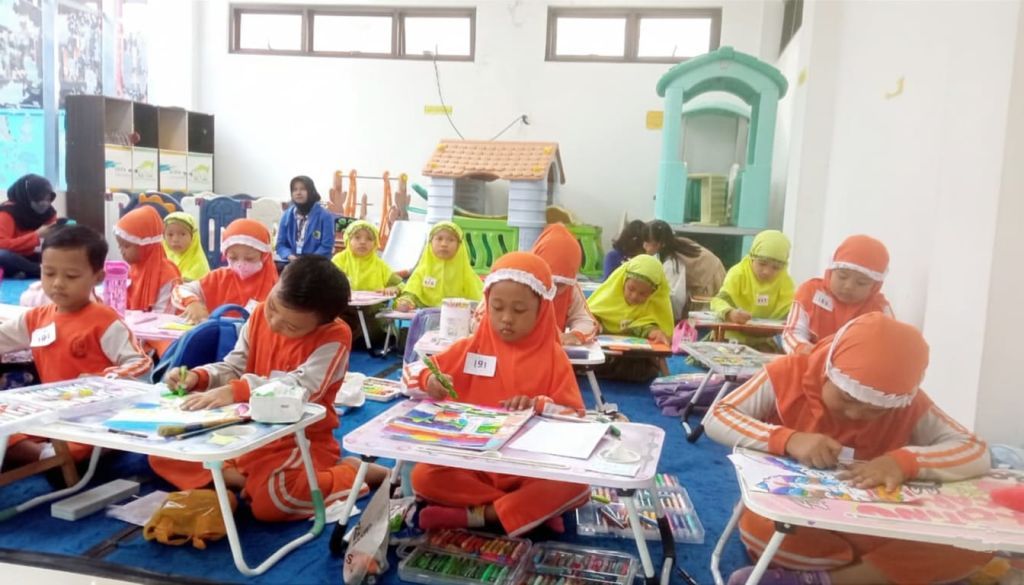 Suasana ratusan anak PAUD dan TK mengikuti lomba mewarnai dalam rangka Hari Jadi Pacitan ke-281 di Perpustakaan Daerah Pacitan.