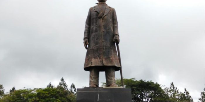 Patung Jenderal Soedirman memegang tongkat komando dan berdiri menghadap cakrawala di Monumen Jenderal Soedirman Pacitan.