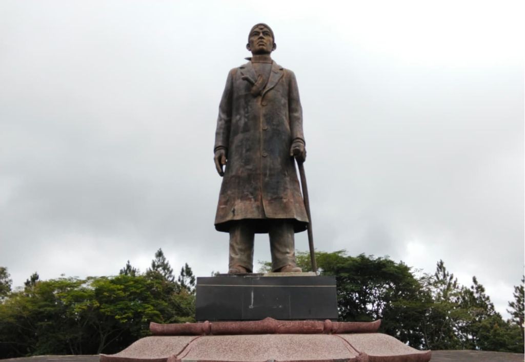 Patung Jenderal Soedirman memegang tongkat komando dan berdiri menghadap cakrawala di Monumen Jenderal Soedirman Pacitan.