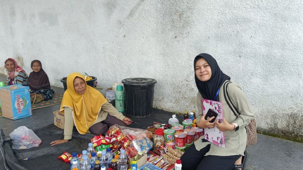 Pementasan 281 penari Kethek Ogleng SMAN 1 Nawangan di Monumen Sudirman tak hanya peringati Hari Jadi Pacitan, tapi jadi tumpuan rezeki pedagang kecil.