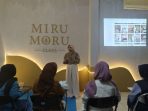 Lutfi Ayu Paramitha dari Miru Moru Class memberikan materi personal branding kepada anggota Pacitan Cerdas dalam acara Upgrading Internal di Pacitan.